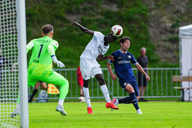 Torschuss Torchance per Kopfball Moussa Yeo (Swansea City, 49), Koji Miyoshi (VfL Bochum, 23) AUT, VfL Bochum vs. Swansea City, Fussball, Testspiel, Saison 2026 2027, 21.07.2026 AUT, VfL Bochum vs. Swansea City, Fussball, Testspiel, Saison 2026 2027, 21.07.2026 Mittersill *** Shot on goal, scoring chance (header) by Moussa Yeo (Swansea City), 49, Koji Miyoshi (VfL Bochum), 23 (own goal), VfL Bochum vs. Swansea City, soccer, friendly, 2026–2027 season, July 21, 2026, AUT, VfL Bochum vs. Swansea City, Soccer, Friendly, 2026–2027 Season, July 21, 2026, Mittersill Copyright: xEibner-Pressefoto MarcelxvonxFehrnx EP_MFN