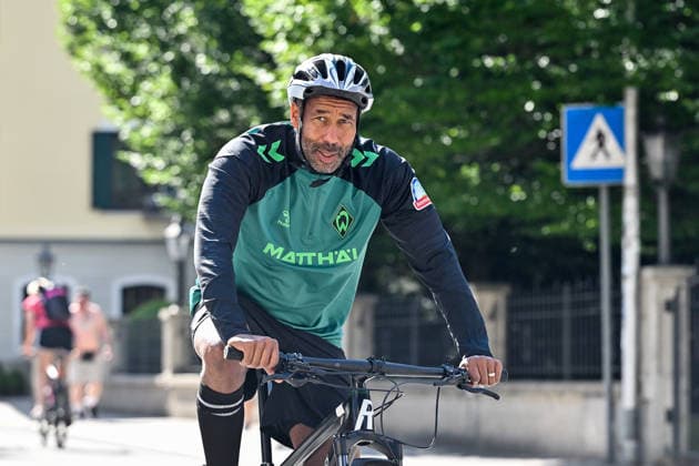 22.07.2026, AUT, Fußball, Herren, 1. Bundesliga, Trainingslager, Saison 2026 2027, Zell am Ziller, SV Werder Bremen Trainer Daniel Thioune (Werder Bremen) auf dem Weg zum Vormittagstraining Zell am Ziller Parkstadion Tirol Österreich *** July 22, 2026, Austria, Soccer, Men s, 1. Bundesliga, Training Camp, 2026–2027 Season, Zell am Ziller, SV Werder Bremen Coach Daniel Thioune; Werder Bremen on their way to morning practice at the Parkstadion in Zell am Ziller, Tyrol, Austria Copyright: xNordphotox xHafnerx