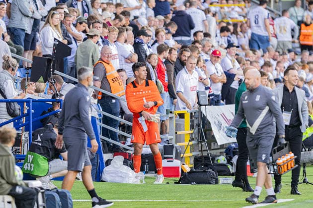 Aarhus GF v Lech Poznan, UEFA Champions League qualification, Randers, Denmark Randers, Denmark. 21st, July 2026. Goalkeeper Jesper Hansen (1) of Aarhus GF leaves the pitch with a red card during the UEFA Champions League qualification match between Aarhus GF F and Lech Poznan at Randers Stadion in Randers. Denmark, Randers  Copyright: xGonzalesxPhoto RasmusxJensenx