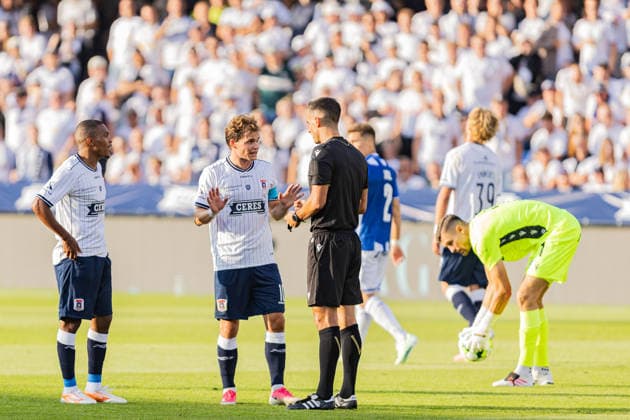 Aarhus GF v Lech Poznan, UEFA Champions League qualification, Randers, Denmark Randers, Denmark. 21st, July 2026. Referee Oliver Reitala seen with Kristian Arnstad (10) of Aarhus GF during the UEFA Champions League qualification match between Aarhus GF F and Lech Poznan at Randers Stadion in Randers. Denmark, Randers  Copyright: xGonzalesxPhoto RasmusxJensenx