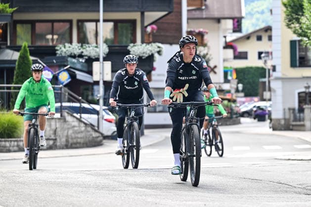22.07.2026, AUT, Fußball, Herren, 1. Bundesliga, Trainingslager, Saison 2026 2027, Zell am Ziller, SV Werder Bremen Torwart Stefan Smarkalev (Werder Bremen, 37) auf dem Weg zum Vormittagstraining, im Hintergrund Torwart Calvin Seidler (Werder Bremen, 50) Zell am Ziller Parkstadion Tirol Österreich *** July 22, 2026, Austria, Soccer, Men s, 1. Bundesliga, Training Camp, 2026–2027 Season, Zell am Ziller, SV Werder Bremen goalkeeper Stefan Smarkalev (37) on his way to morning practice; in the background, Werder Bremen goalkeeper Calvin Seidler (50); Zell am Ziller Parkstadion, Tyrol, Austria Copyright: xNordphotox xHafnerx