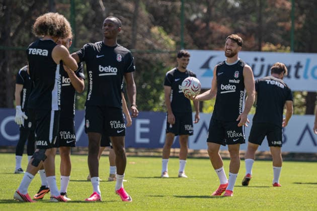Besiktas prepares for Midtjylland clash ISTANBUL, TURKIYE - JULY 22: Tiago Djalo (L) and Salih Ozcan (R) of Besiktas attend a training session under the lead of head coach Vincenzo Italiano ahead of the Midtjylland clash as part of UEFA Europa League second qualifying round, at BJK Nevzat Demir Facilities in Istanbul, Turkiye on July 22, 2026. Celal Gunes Anadolu Istanbul Turkey. Editorial use only. Please get in touch for any other usage.  Copyright: x2026xAnadoluxCelalxGunesx