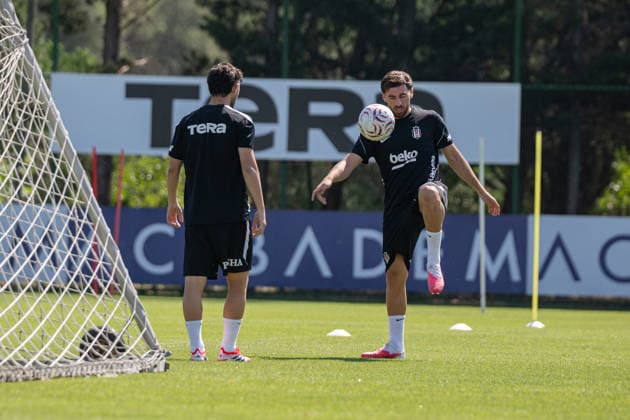 Besiktas prepares for Midtjylland clash ISTANBUL, TURKIYE - JULY 22: Orkun Kokcu (R) of Besiktas attends a training session under the lead of head coach Vincenzo Italiano ahead of the Midtjylland clash as part of UEFA Europa League second qualifying round, at BJK Nevzat Demir Facilities in Istanbul, Turkiye on July 22, 2026. Celal Gunes Anadolu Istanbul Turkey. Editorial use only. Please get in touch for any other usage.  Copyright: x2026xAnadoluxCelalxGunesx