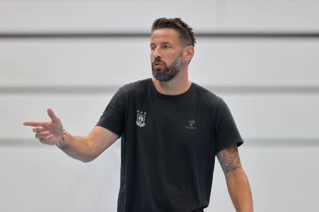 22.07.2026, xtgx, Handball, Opel HBL, SC Magdeburg Auftakttraining v.l. Bennet Wiegert (Magdeburg, Trainer) gibt Anweisungen, gestikuliert mit den Armen, gesticulate, gives instructions Magdeburg *** July 22, 2026, xtgx, Handball, Opel HBL, SC Magdeburg: First training session of the season by Bennet Wiegert in Magdeburg; coach gives instructions, gesturing with his arms, gesticulate, gives instructions in Magdeburg