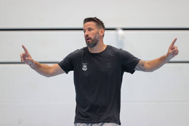 22.07.2026, xtgx, Handball, Opel HBL, SC Magdeburg Auftakttraining v.l. Bennet Wiegert (Magdeburg, Trainer) gibt Anweisungen, gestikuliert mit den Armen, gesticulate, gives instructions Magdeburg *** July 22, 2026, xtgx, Handball, Opel HBL, SC Magdeburg: First training session of the season by Bennet Wiegert in Magdeburg; coach gives instructions, gesturing with his arms, gesticulate, gives instructions in Magdeburg