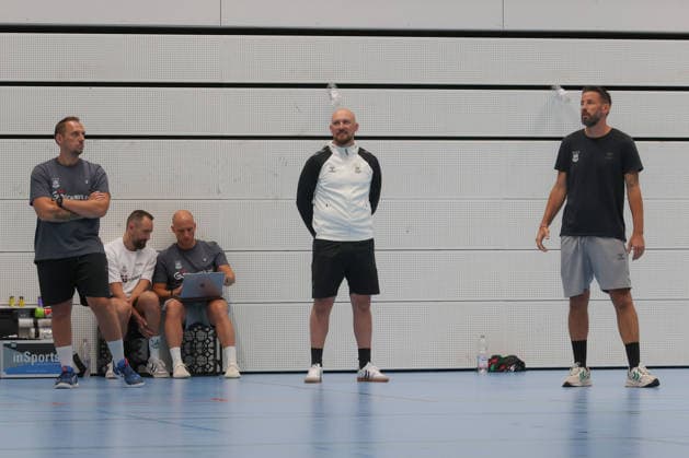 22.07.2026, xtgx, Handball, Opel HBL, SC Magdeburg Auftakttraining v.l. Torwarttrainer Dino Spiranec, Physiotherapeut Steffen Mantai, Athletiktrainer Daniel Müller, Yves Grafenhorst (Magdeburg, Co-Trainer), Bennet Wiegert (Magdeburg, Trainer) Magdeburg *** July 22, 2026, xtgx, handball, Opel HBL, SC Magdeburg first training session: from left, goalkeeper coach Dino Spiranec, physical therapist Steffen Mantai, athletic trainer Daniel Müller, Yves Grafenhorst (Magdeburg), assistant coach Bennet Wiegert (Magdeburg), head coach (Magdeburg)