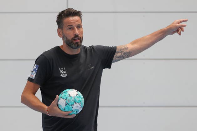 22.07.2026, xtgx, Handball, Opel HBL, SC Magdeburg Auftakttraining v.l. Bennet Wiegert (Magdeburg, Trainer) gibt Anweisungen, gestikuliert mit den Armen, gesticulate, gives instructions Magdeburg *** July 22, 2026, xtgx, Handball, Opel HBL, SC Magdeburg: First training session of the season by Bennet Wiegert in Magdeburg; coach gives instructions, gesturing with his arms, gesticulate, gives instructions in Magdeburg