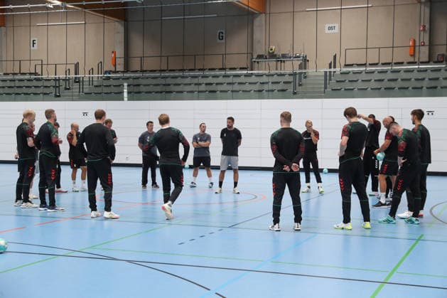22.07.2026, xtgx, Handball, Opel HBL, SC Magdeburg Auftakttraining v.l. Mannschaftskreis um Bennet Wiegert (Magdeburg, Trainer) Magdeburg *** July 22, 2026, xtgx, Handball, Opel HBL, SC Magdeburg: First training session of the season; team photo featuring Bennet Wiegert; Magdeburg, Magdeburg coach