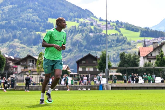22.07.2026, AUT, Fußball, Herren, 1. Bundesliga, Trainingslager, Saison 2026 2027, Zell am Ziller, SV Werder Bremen Skelly Alvero (Werder Bremen, 28) ist nachgereist, Individualtraining an seinem ersten Trainingstag Zell am Ziller Parkstadion Tirol Österreich *** July 22, 2026, Austria, Soccer, Men s, 1. Bundesliga, Training Camp, 2026–2027 Season, Zell am Ziller, SV Werder Bremen’s Skelly Alvero, 28, has joined the team; individual training on his first day at the Zell am Ziller Parkstadion in Tyrol, Austria Copyright: xNordphotox xHafnerx
