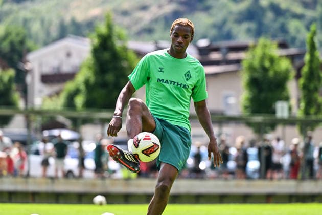 22.07.2026, AUT, Fußball, Herren, 1. Bundesliga, Trainingslager, Saison 2026 2027, Zell am Ziller, SV Werder Bremen Skelly Alvero (Werder Bremen, 28) ist nachgereist, Individualtraining Zell am Ziller Parkstadion Tirol Österreich *** July 22, 2026, Austria, Soccer, Men s, 1. Bundesliga, Training Camp, 2026–2027 Season, Zell am Ziller, SV Werder Bremen’s Skelly Alvero, 28, has joined the team; individual training at Zell am Ziller’s Parkstadion in Tyrol, Austria Copyright: xNordphotox xHafnerx
