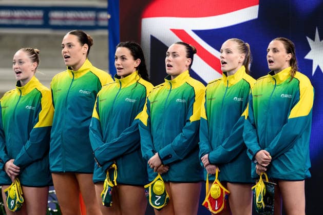 Water polo, Wasserball WORLD CUP AUSTRALIA ITALY, Australia sing the national anthem before the Water Polo World Cup Womens Quarter Final match between Australia and Italy at Sydney Olympic Park Aquatic Centre in Sydney, Wednesday, July 22, 2026. ( NO ARCHIVING, EDITORIAL USE ONLY SYDNEY NEW SOUTH WALES AUSTRALIA  Copyright: xSTEVExMARKHAMx 20260722161873271595