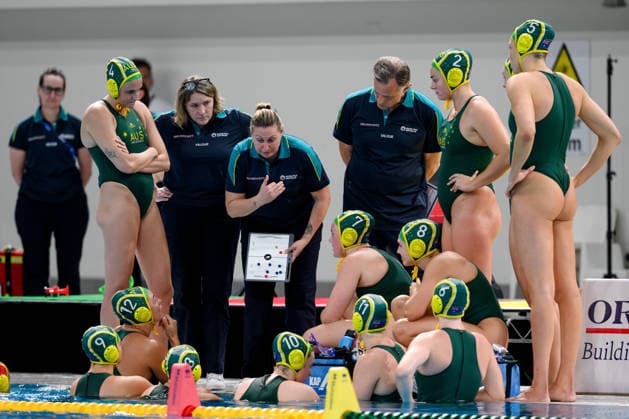 Water polo, Wasserball WORLD CUP AUSTRALIA ITALY, Australia at a time out during the Water Polo World Cup Womens Quarter Final match between Australia and Italy at Sydney Olympic Park Aquatic Centre in Sydney, Wednesday, July 22, 2026. ( NO ARCHIVING, EDITORIAL USE ONLY SYDNEY NEW SOUTH WALES AUSTRALIA  Copyright: xSTEVExMARKHAMx 20260722197535546597