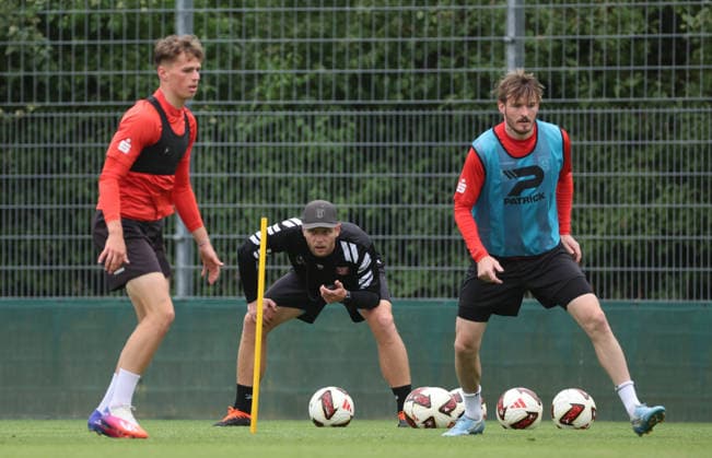 220626 Halle Saale Sachsen Anhalt Fußball Hallescher FC Halle HFC Regionalliga Nordost 4. Liga Männer Saison 2025 2026 Training Robert Schröder Trainer ( Hallescher FC) *** 220626 Halle, Saale, Saxony-Anhalt; Sports; Soccer; Hallescher FC Halle (HFC); Northeast Regional League; 4th Division; Men; 2025–2026 Season; Practice; Robert Schröder, Coach of Hallescher FC