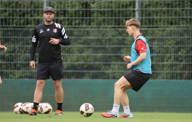 220626 Halle Saale Sachsen Anhalt Fußball Hallescher FC Halle HFC Regionalliga Nordost 4. Liga Männer Saison 2025 2026 Training Testpieler Max Herrmann Robert Schröder Trainer ( Hallescher FC) *** 220626 Halle, Saale, Saxony-Anhalt; Sports; Soccer; Hallescher FC Halle (HFC); Northeast Regional League 4; Men s League; 2025–2026 Season; Practice; Trial Players: Max Herrmann, Robert Schröder; Coach: Hallescher FC