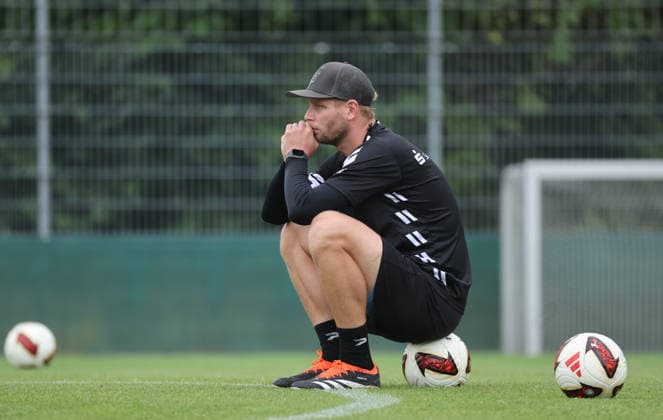 220626 Halle Saale Sachsen Anhalt Fußball Hallescher FC Halle HFC Regionalliga Nordost 4. Liga Männer Saison 2025 2026 Training Robert Schröder Trainer ( Hallescher FC) nachdenklich *** 220626 Halle, Saale, Saxony-Anhalt; Sports; Soccer; Hallescher FC (Halle); HFC; Northeast Regional League; 4th Division; Men; 2025–2026 Season; Practice; Robert Schröder, Hallescher FC Coach, looking pensive