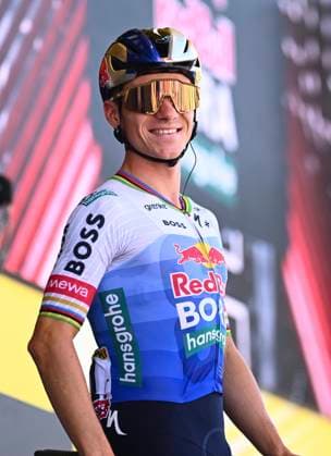 Tour de France 2026 Stage 17 VOIRON, FRANCE - JULY 22 : Evenepoel Remco (BEL) of Red Bull - BORA - Hansgrohe during stage 17 of the 113rd edition of Tour de France an UCI World Tour 2.UWT cycling road race stage for Men Elite of 175 km with start in Chambery and finish in Voiron on July 22, 2026 in Voiron, France, 22 07 2026 ( Motordriver Kurt Vandenborre - Voiron France  Copyright: xGvgx