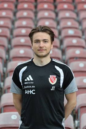 Julian Thies (Spielanalyst); FC Energie Cottbus; 2.Liga, Porträttermin 2026 2027 Fussball 2. Liga 2026 2027 Offizieller Portraitermin FC Energie Cottbus *** Julian Thies, Match Analyst for FC Energie Cottbus (2. Bundesliga), Portrait Session 2026–2027, Soccer (2. Bundesliga) 2026–2027, Official Portrait Session for FC Energie Cottbus
