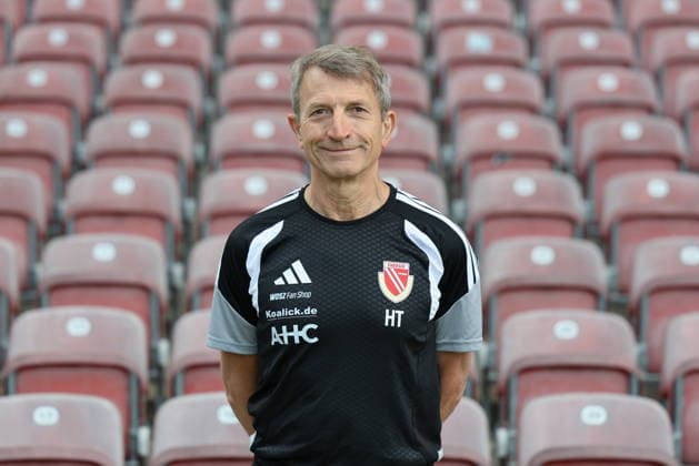 Dr. Hartmuth Thamke (Mannschaftsarzt); FC Energie Cottbus; 2.Liga, Porträttermin 2026 2027 Fussball 2. Liga 2026 2027 Offizieller Portraitermin FC Energie Cottbus *** Dr. Hartmuth Thamke, Team Doctor for FC Energie Cottbus (2. Bundesliga), Portrait Session 2026–2027, Soccer (2. Bundesliga) 2026–2027, Official Portrait Session for FC Energie Cottbus