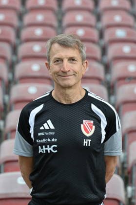 Dr. Hartmuth Thamke (Mannschaftsarzt); FC Energie Cottbus; 2.Liga, Porträttermin 2026 2027 Fussball 2. Liga 2026 2027 Offizieller Portraitermin FC Energie Cottbus *** Dr. Hartmuth Thamke, Team Doctor for FC Energie Cottbus (2. Bundesliga), Portrait Session 2026–2027, Soccer (2. Bundesliga) 2026–2027, Official Portrait Session for FC Energie Cottbus