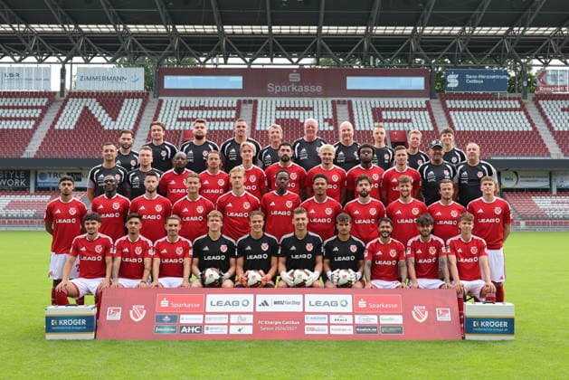 FC Energie Cottbus; 2.Liga, Porträttermin 2065 2027, Mannschaftsfoto, hi. v, l,: Bastian Rost (Physiotherapeut), Julian Thies (Spielanalyst), Marvin-Gordon Jahn (Torwarttrainer), Alexander Sebald (Torwarttrainer), Dr. Hartmut Thamke (Mannschaftsarzt), Dr. Andreas Koch (Mannschaftsarzt), Andre Günther (Mannschaftsleiter), Bruno Martin (Physiotherapeut), Tim Schneider (Fitnesstrainer), Josua Skratek (Fitnesstrainer) 3. Reihe v. li.: Daniel Ziebig (Co-Trainer), Tobias Röder (Co-Trainer), Christian Konsombi, Jonas Hofmann, Lukas Michelbrink, Tolcay Cigerci, Erik Engelhardt, Anderson Lucoqui, Axel Borgmann, Claus-Dieter Wollitz (Chef-Trainer), Steffen Ziesche Teammanager 2. Reihe v. li.: Yusuf Wardak, Fousseny Doumbia, Ryan Malone, Moritz Hannemann, Ted Tattermusch, King Manu, Justin Buttler, Dominik Pelivan, Tim Campulka, Henry Rorig, Joey Taubeneck v. Reihe v. li.: Jannis Zaydan, Jannis Boziaris, Julian Guttau, Malte Wilke, Kevin Kratzsch, Marcel Lotka, Max Böhnke, Leonardo Bittencourt, Lucas Copado, Aaron Reschke Fussball 2. Liga 2026 2027 Offizielles Mannschaftsfoto FC Energie Cottbus *** FC Energie Cottbus 2. Bundesliga, Team Photo Session 2065 2027, Team photo, back row, left to right: Bastian Rost, physical therapist; Julian Thies, game analyst; Marvin Gordon Jahn, goalkeeper coach; Alexander Sebald, goalkeeper coach; Dr. Hartmut Thamke, team doctor; Dr. Andreas Koch, team doctor; Andre Günther, team manager; Bruno Martin, physical therapist; Tim Schneider, fitness trainer; Josua Skratek, fitness trainer; 3rd row, front left: Daniel Ziebig, assistant coach; Tobias Röder, assistant coach; Christian Konsombi, Jonas Hofmann, Lukas Michelbrink, Tolcay Cigerci, Erik Engelhardt, Anderson Lucoqui, Axel Borgmann, Claus Dieter Wollitz (Head Coach), Steffen Ziesche (Team Manager); 2nd row, from left: Yusuf Wardak, Fousseny Doumbia, Ryan Malone, Moritz Hannemann, Ted Tattermusch, King Manu, Justin Buttler, Dominik Pelivan, Tim Campulka, Henry Rorig, Joey Taubeneck; front row, from left: Jannis Zaydan, Jannis Boziaris, Julian Guttau, Malte Wilke, Kevin Kratzsch, Marcel Lotka, Max Böhnke, Leonardo Bittencourt, Lucas Copado, Aaron Reschke Soccer 2nd Division 2026–2027 Official Team Photo FC Energie Cottbus