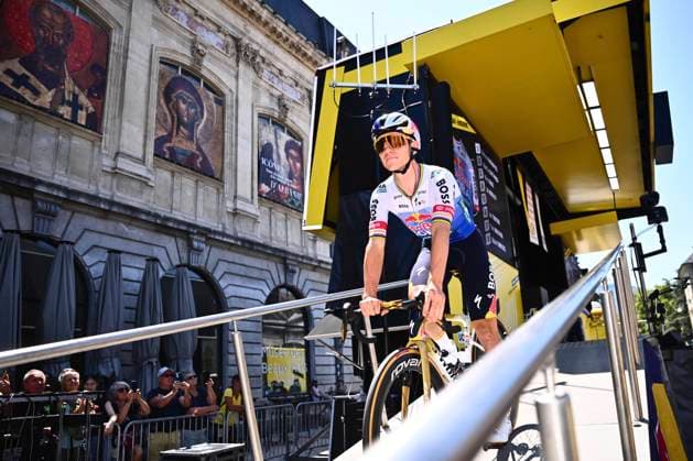 Tour de France 2026 Stage 17 VOIRON, FRANCE - JULY 22 : Evenepoel Remco (BEL) of Red Bull - BORA - Hansgrohe during stage 17 of the 113rd edition of Tour de France an UCI World Tour 2.UWT cycling road race stage for Men Elite of 175 km with start in Chambery and finish in Voiron on July 22, 2026 in Voiron, France, 22 07 2026 ( Motordriver Kurt Vandenborre - Voiron France  Copyright: xGvgx