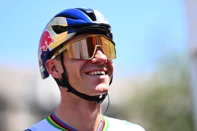 Tour de France 2026 Stage 17 VOIRON, FRANCE - JULY 22 : Evenepoel Remco (BEL) of Red Bull - BORA - Hansgrohe during stage 17 of the 113rd edition of Tour de France an UCI World Tour 2.UWT cycling road race stage for Men Elite of 175 km with start in Chambery and finish in Voiron on July 22, 2026 in Voiron, France, 22 07 2026 ( Motordriver Kurt Vandenborre - Voiron France  Copyright: xGvgx