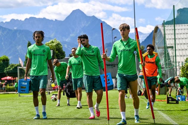 22.07.2026, AUT, Fußball, Herren, 1. Bundesliga, Trainingslager, Saison 2026 2027, Zell am Ziller, SV Werder Bremen Kenny Quentant (Werder Bremen, 19), Darwin Soylu (Werder Bremen, 34), Luca Höcker (Werder Bremen, 35) Zell am Ziller Parkstadion Tirol Österreich *** July 22, 2026, Austria, Soccer, Men s, 1. Bundesliga, Training Camp, 2026–2027 Season, Zell am Ziller, SV Werder Bremen: Kenny Quentant (Werder Bremen, 19), Darwin Soylu (Werder Bremen, 34), Luca Höcker (Werder Bremen, 35); Zell am Ziller Parkstadion, Tyrol, Austria Copyright: xNordphotox xHafnerx