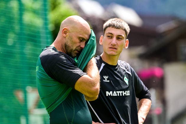 22.07.2026, AUT, Fußball, Herren, 1. Bundesliga, Trainingslager, Saison 2026 2027, Zell am Ziller, SV Werder Bremen nach schweistreibender Einheit, Christian Vander (Werder Bremen), Torwart Stefan Smarkalev (Werder Bremen, 37) Zell am Ziller Parkstadion Tirol Österreich *** July 22, 2026, Austria, Soccer, Men s, 1. Bundesliga, Training Camp, 2026–2027 Season, Zell am Ziller, SV Werder Bremen after a grueling session, Christian Vander (Werder Bremen), Goalkeeper Stefan Smarkalev (Werder Bremen), 37 Zell am Ziller Parkstadion, Tyrol, Austria Copyright: xNordphotox xHafnerx