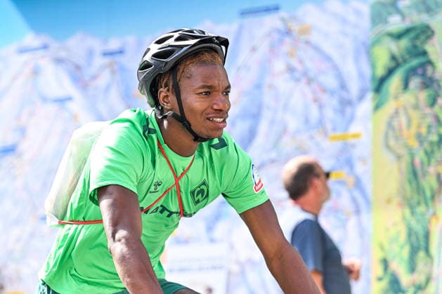 22.07.2026, AUT, Fußball, Herren, 1. Bundesliga, Trainingslager, Saison 2026 2027, Zell am Ziller, SV Werder Bremen Skelly Alvero (Werder Bremen, 28) ist nachgereist und radelt zu seinem ersten Training im Zillertal Zell am Ziller Parkstadion Tirol Österreich *** July 22, 2026, Austria, Soccer, Men s, 1. Bundesliga, Training Camp, 2026–2027 Season, Zell am Ziller, SV Werder Bremen’s Skelly Alvero, 28, has joined the team and is biking to his first training session in the Zillertal at the Zell am Ziller Parkstadion in Tyrol, Austria Copyright: xNordphotox xHafnerx