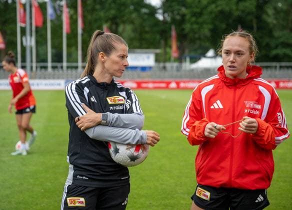 Fußball, Frauen, Saison 2026 2027, Google Pixel Frauen-Bundesliga, 1. FC Union Berlin, Trainingslager in Neuruppin, v. l. Trainerin Marie-Louise Eta (1. Frauen 1. FC Union), Lisanne Gräwe (1. Frauen 1. FC Union), 22.07. 2026, *** Soccer, Women, 2026–2027 Season, Google Pixel Women s Bundesliga, 1. FC Union Berlin, Training Camp in Neuruppin, from left: Coach Marie Louise Eta (Women s Team 1, 1. FC Union), Lisanne Gräwe (Women s Team 1, 1. FC Union), July 22, 2026, Copyright: xMatthiasxKochx