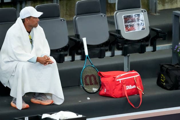 MSC Hamburg Ladies Open - Day 3 Coach Justo Gonzalez Martinez watches Mayar Sherif of Egypt in action during their round of 32 match against sixth seed Simona Waltert of Switzerland at the 2026 MSC Hamburg Ladies Open women s tennis tournament at Am Rothenbaum in Hamburg, Germany. Hamburg Hamburg Germany  Copyright: xOwenxHammondx originalFilename:hammond-2026msch260722_nptK3.jpg