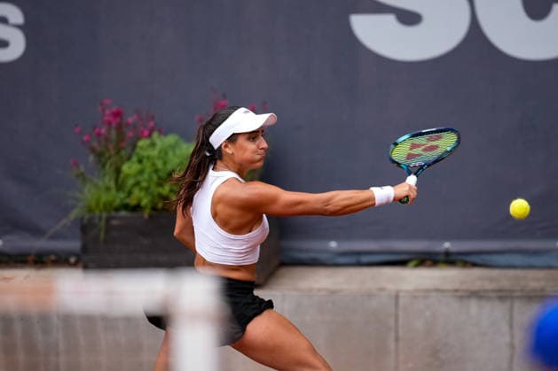 MSC Hamburg Ladies Open - Day 3 Maria Lourdes Carle of Argentina plays during her round of 16 match against second seed Anhelina Kalinina of Ukraine at the 2026 MSC Hamburg Ladies Open women s tennis tournament at Am Rothenbaum in Hamburg, Germany. Hamburg Hamburg Germany  Copyright: xOwenxHammondx originalFilename:hammond-2026msch260722_npofI.jpg