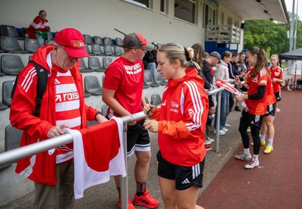 Fußball, Frauen, Saison 2026 2027, Google Pixel Frauen-Bundesliga, 1. FC Union Berlin, Trainingslager in Neuruppin, Lisa Heiseler (1. Frauen 1. FC Union) und Fans, 22.07. 2026, *** Soccer, Women, 2026–2027 Season, Google Pixel Women s Bundesliga, 1. FC Union Berlin, Training Camp in Neuruppin, Lisa Heiseler, 1. FC Union Women s Team and Fans, July 22, 2026, Copyright: xMatthiasxKochx