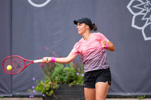 MSC Hamburg Ladies Open - Day 3 Second seed Anhelina Kalinina of Ukraine plays against Maria Lourdes Carle of Argentina during their round of 16 match at the 2026 MSC Hamburg Ladies Open women s tennis tournament at Am Rothenbaum in Hamburg, Germany. Hamburg Hamburg Germany  Copyright: xOwenxHammondx originalFilename:hammond-2026msch260722_npPdr.jpg