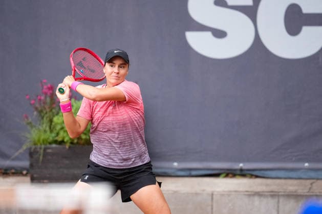 MSC Hamburg Ladies Open - Day 3 Second seed Anhelina Kalinina of Ukraine plays against Maria Lourdes Carle of Argentina during their round of 16 match at the 2026 MSC Hamburg Ladies Open women s tennis tournament at Am Rothenbaum in Hamburg, Germany. Hamburg Hamburg Germany  Copyright: xOwenxHammondx originalFilename:hammond-2026msch260722_npcKK.jpg