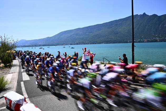 Tour de France 2026 Stage 17 VOIRON, FRANCE - JULY 22 : illustration picture peloton during stage 17 of the 113rd edition of Tour de France an UCI World Tour 2.UWT cycling road race stage for Men Elite of 175 km with start in Chambery and finish in Voiron on July 22, 2026 in Voiron, France, 22 07 2026 ( Motordriver Kurt Vandenborre - Voiron France  Copyright: xGvgx