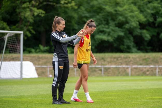 Fußball, Frauen, Saison 2026 2027, Google Pixel Frauen-Bundesliga, 1. FC Union Berlin, Trainingslager in Neuruppin, v. l. Trainerin Marie-Louise Eta (1. Frauen 1. FC Union), Jill Janssens (1. Frauen 1. FC Union), 22.07. 2026, *** Soccer, Women, 2026–2027 Season, Google Pixel Women’s Bundesliga, 1. FC Union Berlin, training camp in Neuruppin, from left: Coach Marie Louise Eta, 1. FC Union Women’s Team, Jill Janssens, 1. FC Union Women’s Team, July 22, 2026, Copyright: xMatthiasxKochx