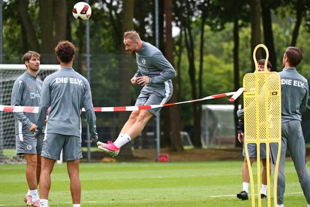 22.07.2026, NED, Fußball, Herren, 1. Bundesliga, Saison 2026 2027, Trainingslager, Rasenplatz , SV Elversberg Torwart Nicolas Kristof ( Elversberg ) beim Fußball-Tennis Stroe Rasenplatz Gelderland Niederlande *** July 22, 2026, NED, Soccer, Men s, 1st Bundesliga, 2026–2027 Season, Training Camp, Grass Field, SV Elversberg Goalkeeper Nicolas Kristof Elversberg playing soccer tennis at Stroe Grass Field, Gelderland, Netherlands Copyright: xNordphotox xSMx