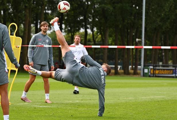 22.07.2026, NED, Fußball, Herren, 1. Bundesliga, Saison 2026 2027, Trainingslager, Rasenplatz , SV Elversberg Luca Schnellbacher ( Elversberg ) versenkt den letzten Ball beim Fußball-Tennis mit einem Fall-Seitfallzieher Stroe Rasenplatz Gelderland Niederlande *** July 22, 2026, NED, Soccer, Men s, 1. Bundesliga, 2026–2027 season, training camp, grass field, SV Elversberg, Luca Schnellbacher, Elversberg scores the final goal in soccer tennis with a diving side kick, Stroe, grass field, Gelderland, Netherlands Copyright: xNordphotox xSMx