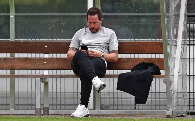 22.07.2026, NED, Fußball, Herren, 1. Bundesliga, Saison 2026 2027, Trainingslager, Rasenplatz , SV Elversberg Sportdirektor Christian Weber ( Elversberg ) an seinem Smartphone Stroe Rasenplatz Gelderland Niederlande *** July 22, 2026, NED, Soccer, Men s, 1st Bundesliga, 2026–2027 Season, Training Camp, Grass Field, SV Elversberg Sports Director Christian Weber, Elversberg, on his smartphone, Stroe, Grass Field, Gelderland, Netherlands Copyright: xNordphotox xSMx