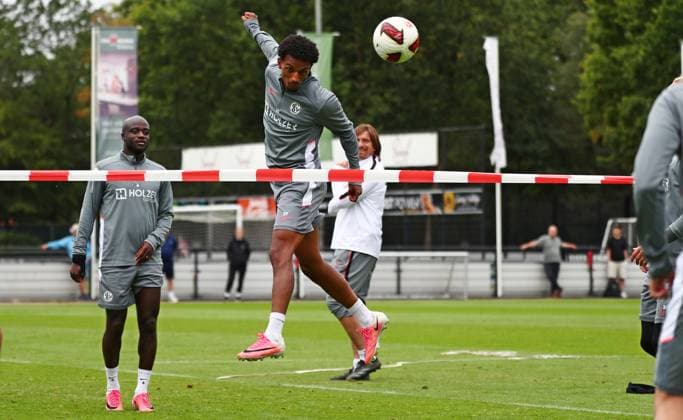 22.07.2026, NED, Fußball, Herren, 1. Bundesliga, Saison 2026 2027, Trainingslager, Rasenplatz , SV Elversberg Filimon Gerezgiher ( Elversberg ) beim Fußball-Tennis mit einem Kopfball Stroe Rasenplatz Gelderland Niederlande *** July 22, 2026, NED, Soccer, Men s, 1st Bundesliga, 2026–2027 Season, Training Camp, Grass Field, SV Elversberg, Filimon Gerezgiher, Elversberg playing soccer tennis with a header, Stroe, Grass Field, Gelderland, Netherlands Copyright: xNordphotox xSMx