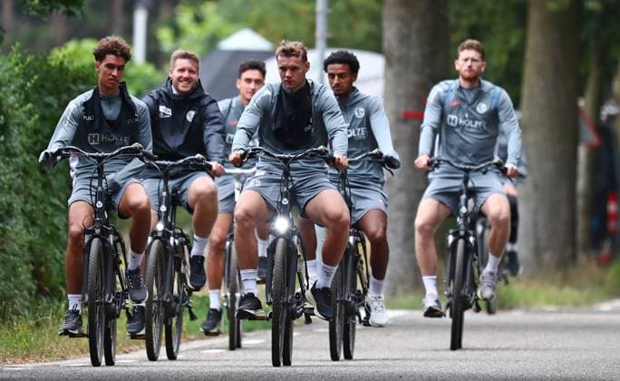 22.07.2026, NED, Fußball, Herren, 1. Bundesliga, Saison 2026 2027, Trainingslager, Rasenplatz , SV Elversberg Die Spieler der SV 07 Elversberg kommen mit dem Fahrrad zum Training am Morgen Noah Darvich und Lasse Günther ( Elversberg ) vorneweg Stroe Rasenplatz Gelderland Niederlande *** July 22, 2026, NED, Soccer, Men s, 1st Bundesliga, 2026–2027 season, training camp, grass field, SV Elversberg The players of SV 07 Elversberg ride their bikes to morning practice, with Noah Darvich and Lasse Günther leading the way in Elversberg, Stroe, on a grass field in Gelderland, Netherlands Copyright: xNordphotox xSMx