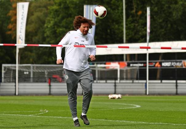 22.07.2026, NED, Fußball, Herren, 1. Bundesliga, Saison 2026 2027, Trainingslager, Rasenplatz , SV Elversberg Trainer Vincent Wagner ( Elversberg ) macht beim Fußball-Tennis mit Stroe Rasenplatz Gelderland Niederlande *** July 22, 2026, NED, Soccer, Men s, 1st Bundesliga, 2026–2027 Season, Training Camp, Grass Field, SV Elversberg Coach Vincent Wagner; Elversberg plays soccer tennis with Stroe on a grass field in Gelderland, Netherlands Copyright: xNordphotox xSMx