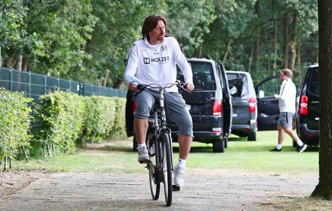 22.07.2026, NED, Fußball, Herren, 1. Bundesliga, Saison 2026 2027, Trainingslager, Rasenplatz , SV Elversberg Trainer Vincent Wagner ( Elversberg ) ist mit Fahrrad unterwegs zum Trainingsplatz und zurück ans Hotel Stroe Rasenplatz Gelderland Niederlande *** July 22, 2026, NED, Soccer, Men s, 1. Bundesliga, 2026–2027 Season, Training Camp, Grass Field, SV Elversberg Coach Vincent Wagner Elversberg is cycling to the training field and back to the Hotel Stroe, Grass Field, Gelderland, Netherlands Copyright: xNordphotox xSMx