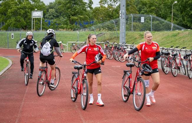 Fußball, Frauen, Saison 2026 2027, Google Pixel Frauen-Bundesliga, 1. FC Union Berlin, Trainingslager in Neuruppin, v. l. Jennifer Zietz (Geschäftsführerin Profifußball Frauen 1. FC Union Berlin), Jill Janssens (1. Frauen 1. FC Union), Jella Veit (1. Frauen 1. FC Union), 22.07. 2026, *** Soccer, Women, 2026–2027 Season, Google Pixel Women s Bundesliga, 1. FC Union Berlin, Training Camp in Neuruppin, from left: Jennifer Zietz, Managing Director of Women s Professional Soccer at 1. FC Union Berlin; Jill Janssens, 1. FC Union Women s Team; Jella Veit, 1. FC Union Women s Team; July 22, 2026, Copyright: xMatthiasxKochx