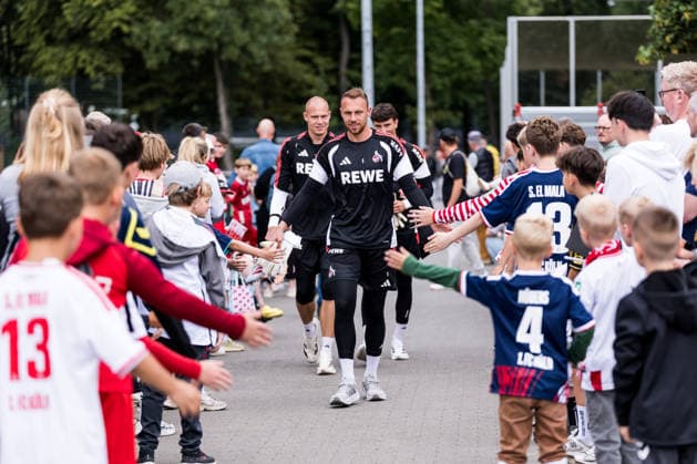 COLOGNE, GERMANY - JULY 22: Marvin Schwaebe (Schwäbe, Schwabe, 1. FC Koeln, 1) high fiving fans while walking to the trainings pitch before a training session of season 2026 27 at Geissbockheim on July 22, 2026 in Cologne, Germany. North Rhine Westphalia Germany Copyright: xSteffiexWunderlx