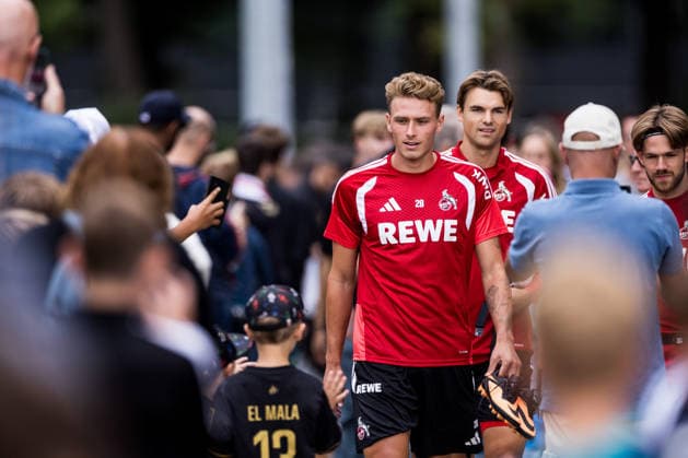 COLOGNE, GERMANY - JULY 22: Sebastian Sebulonsen (1. FC Koeln, 28) walking through the crowd of fans before a training session of season 2026 27 at Geissbockheim on July 22, 2026 in Cologne, Germany. North Rhine Westphalia Germany Copyright: xSteffiexWunderlx