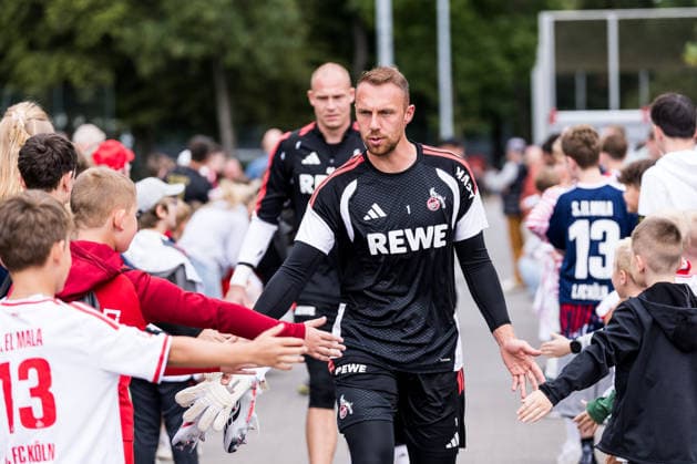 COLOGNE, GERMANY - JULY 22: Marvin Schwaebe (Schwäbe, Schwabe, 1. FC Koeln, 1) high fiving fans while walking to the trainings pitch before a training session of season 2026 27 at Geissbockheim on July 22, 2026 in Cologne, Germany. North Rhine Westphalia Germany Copyright: xSteffiexWunderlx