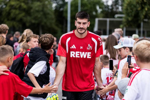 COLOGNE, GERMANY - JULY 22: Luka Lochoshvili (1. FC Koeln, 24) walking through the crowd of fans before a training session of season 2026 27 at Geissbockheim on July 22, 2026 in Cologne, Germany. North Rhine Westphalia Germany Copyright: xSteffiexWunderlx