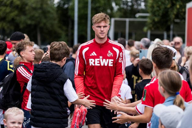 COLOGNE, GERMANY - JULY 22: Marius Buelter (Bülter, Bulter, 1. FC Koeln, 30) walking through the crowd of fans before a training session of season 2026 27 at Geissbockheim on July 22, 2026 in Cologne, Germany. North Rhine Westphalia Germany Copyright: xSteffiexWunderlx